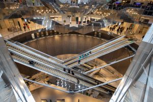 Les escaliers mécaniques monumentaux de la gare 